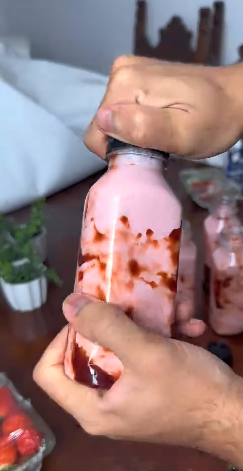 Batida cremosa de frutas vermelhas sendo colocada na garrafa